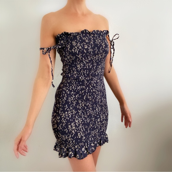 Cotton On Dresses & Skirts - Cotton on tie straps navy blue floral daisy print ruched scrunch dress mini